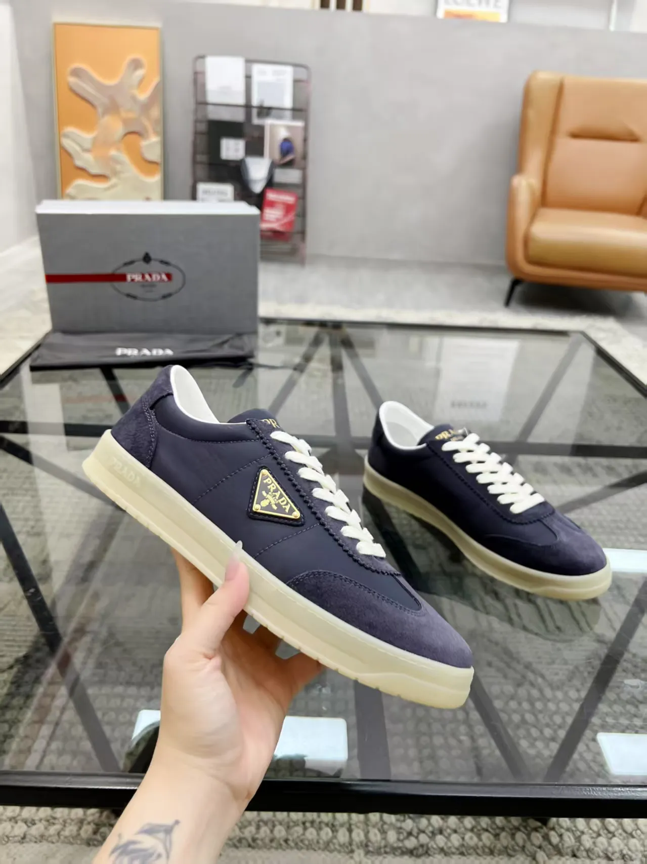 P360 Yuan 38-45 Prada Prada’s new men’s leather sports shoes, the highest version on the market, any comparison is welcome🆚! The original leather has excellent texture and is super high-end! Fetal sheep net lining imported from Italy, removable pad! Luxurious materials and fine workmanship, highly recommended!